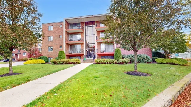 $2,395 | 175 West Wyoming Avenue, Unit 42, Melrose, MA 02176