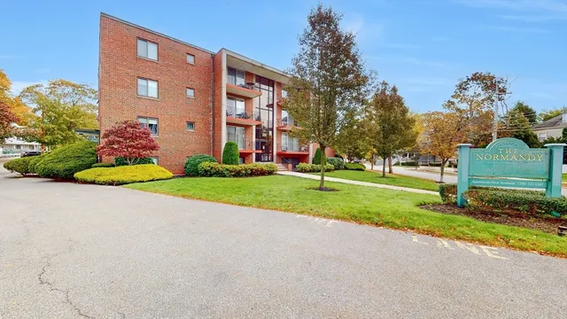 $2,395 | 175 West Wyoming Avenue, Unit 42, Melrose, MA 02176
