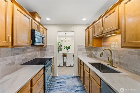 $850,000 | 17442 Northeast 40th Place, Unit D3, Redmond, WA 98052