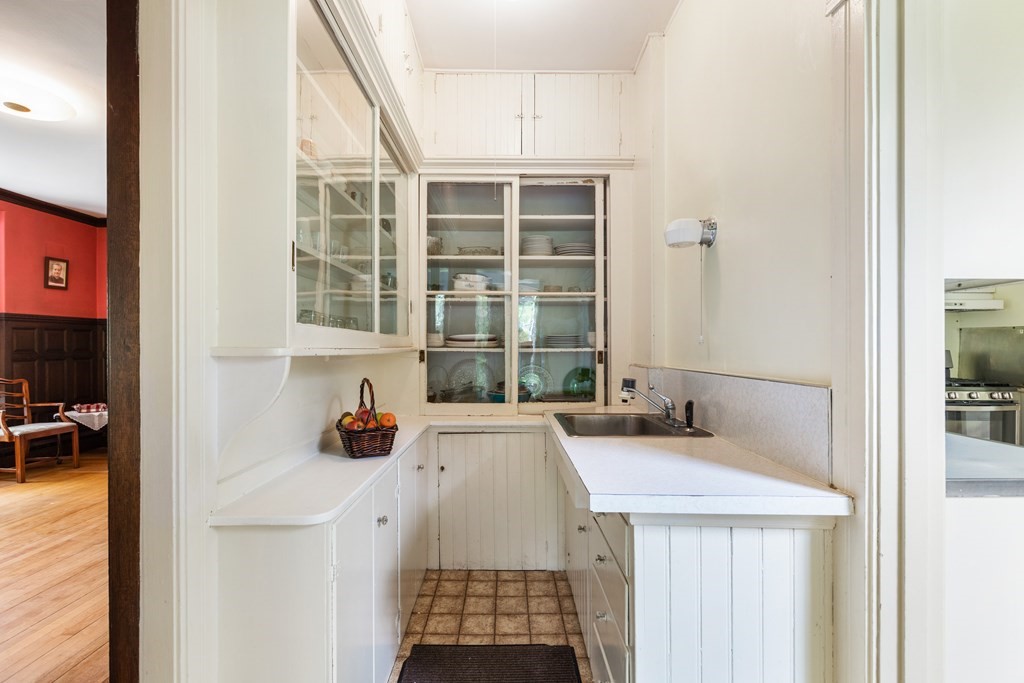 242 Salisbury Street Worcester, MA 01609 - Photo 9 of 42