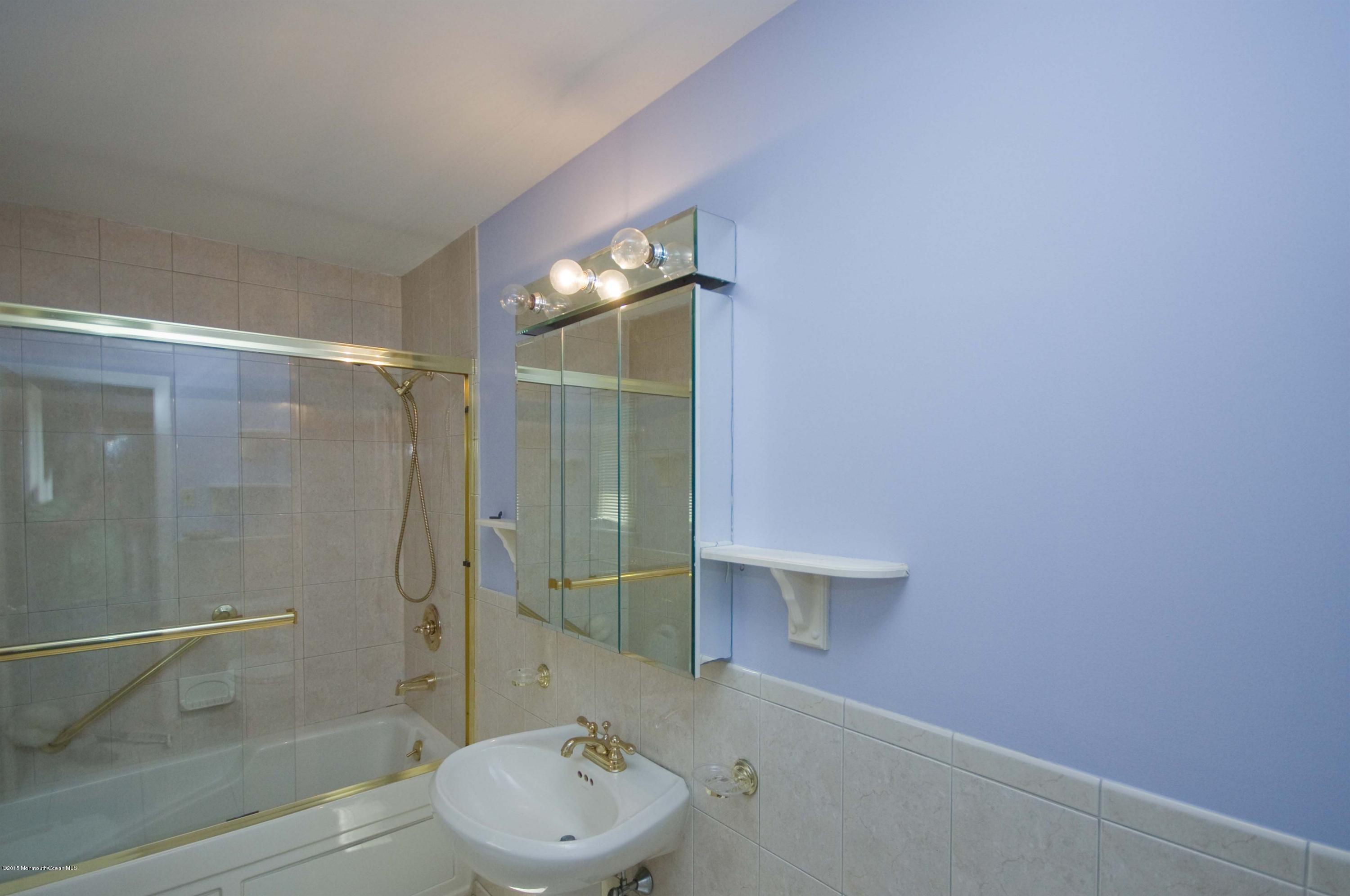 990 Neck Road Burlington, NJ 08016 - Photo 23 of 33 021_MASTER BATHROOM