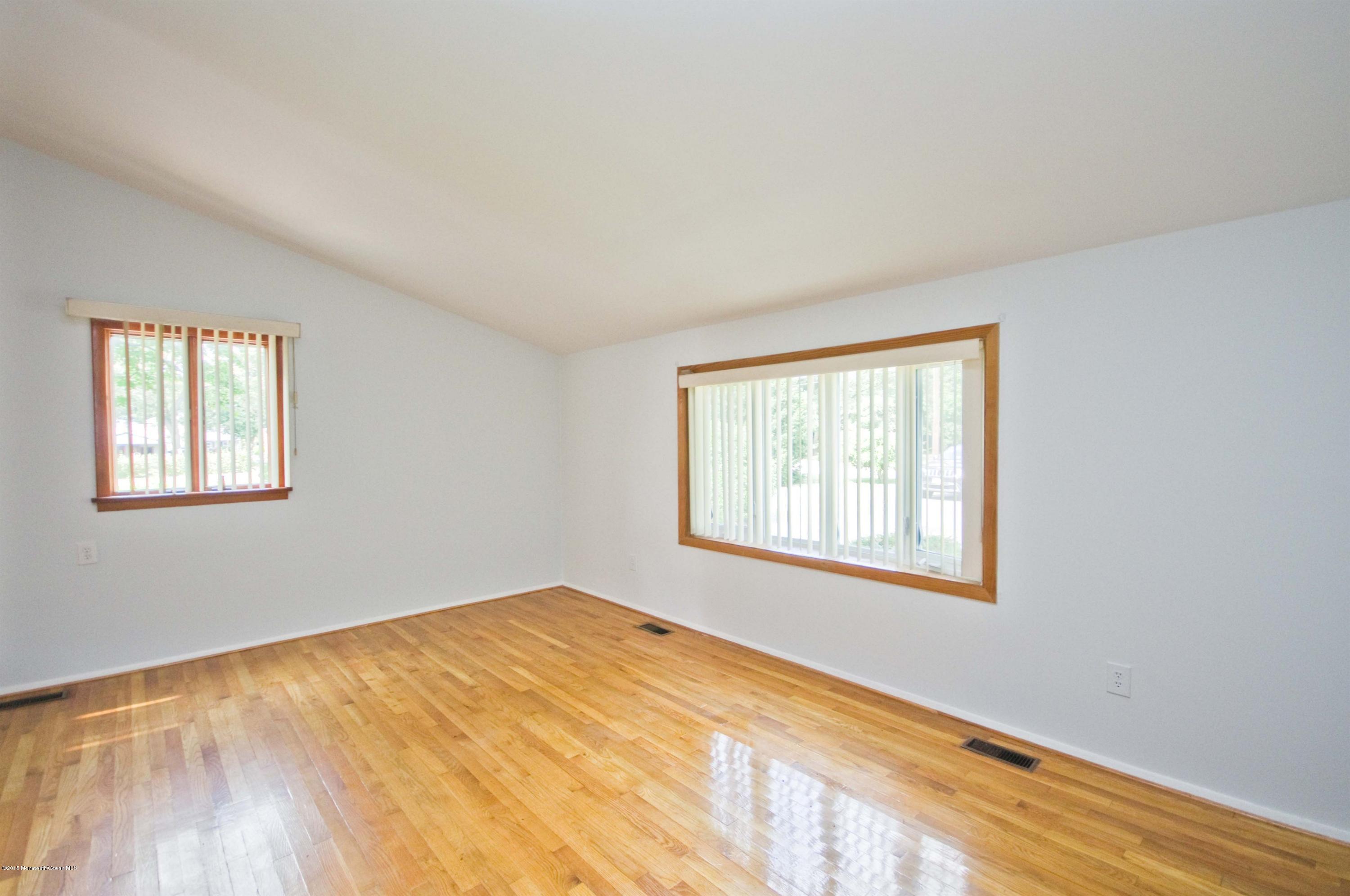 990 Neck Road Burlington, NJ 08016 - Photo 4 of 33 007_LIVING ROOM