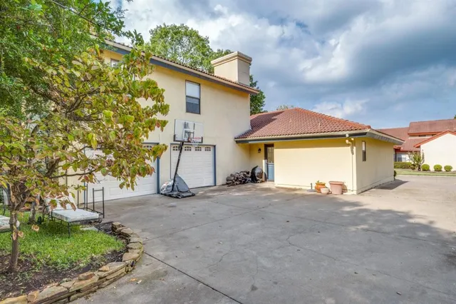 a view of a house with backyard and a tree