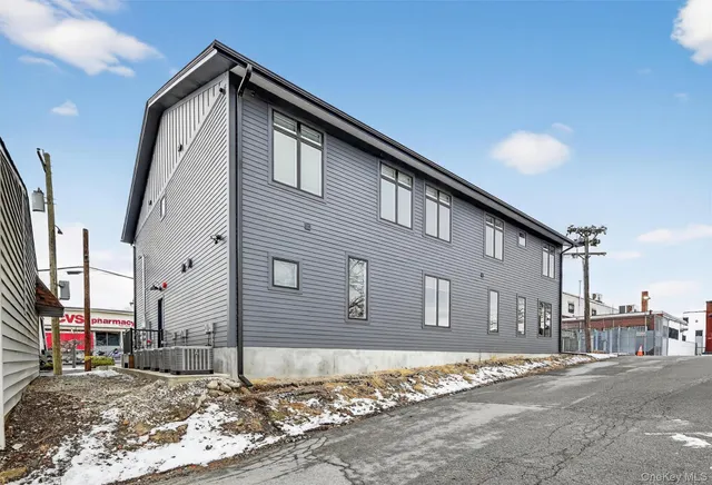 $2,400 | 19 Welling Place, Warwick, NY 10990