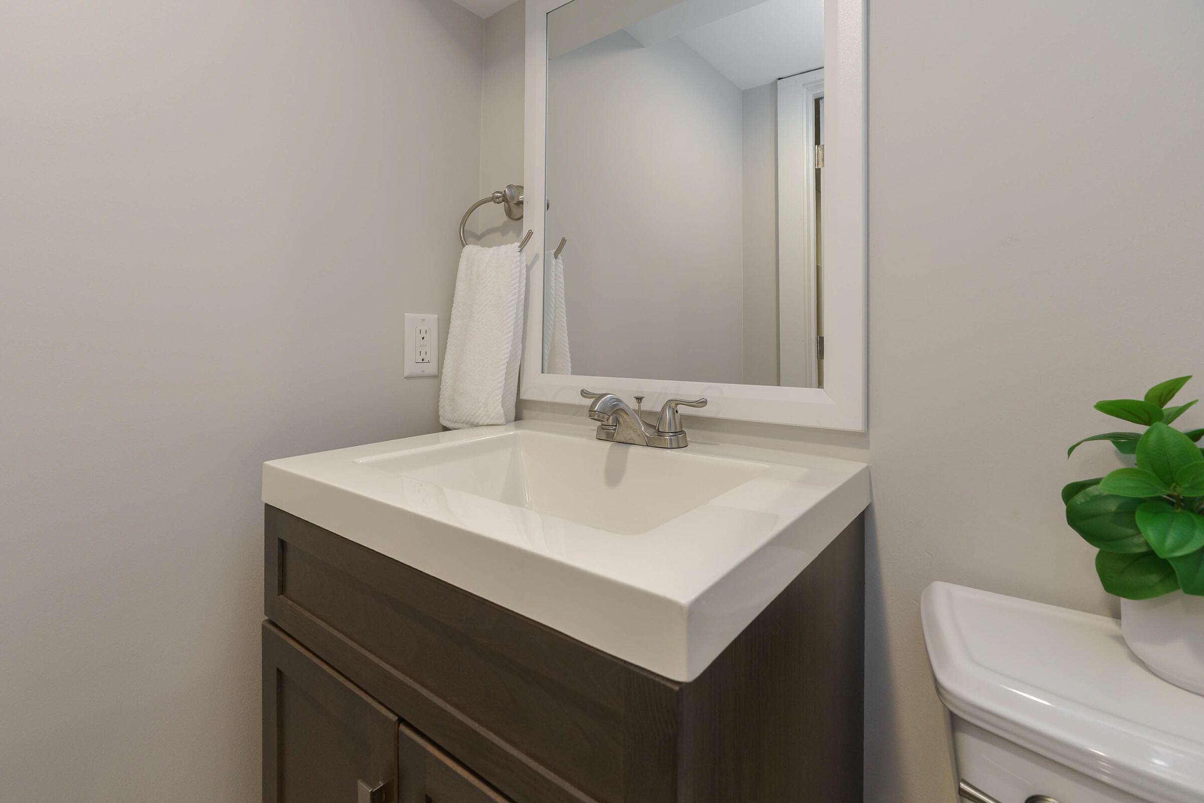 163 Garden Road Columbus, OH 43214 - Photo 24 of 46 Lower level half bathroom
