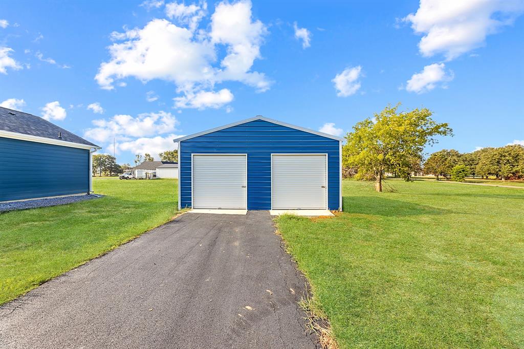 27084 Fm 47 Wills Point Wills Point, TX 75169 - Photo 12 of 36 a front view of a house with garden