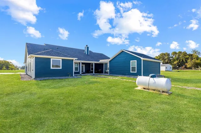a view of a house with backyard and garden