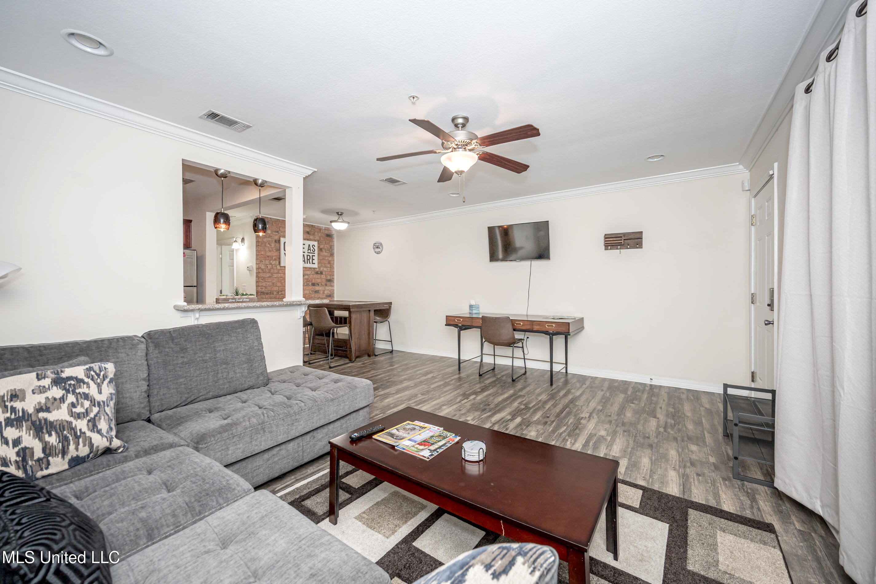 1282 Beach Boulevard, Unit 207 Biloxi, MS 39530 - Photo 6 of 33 IMG_8427