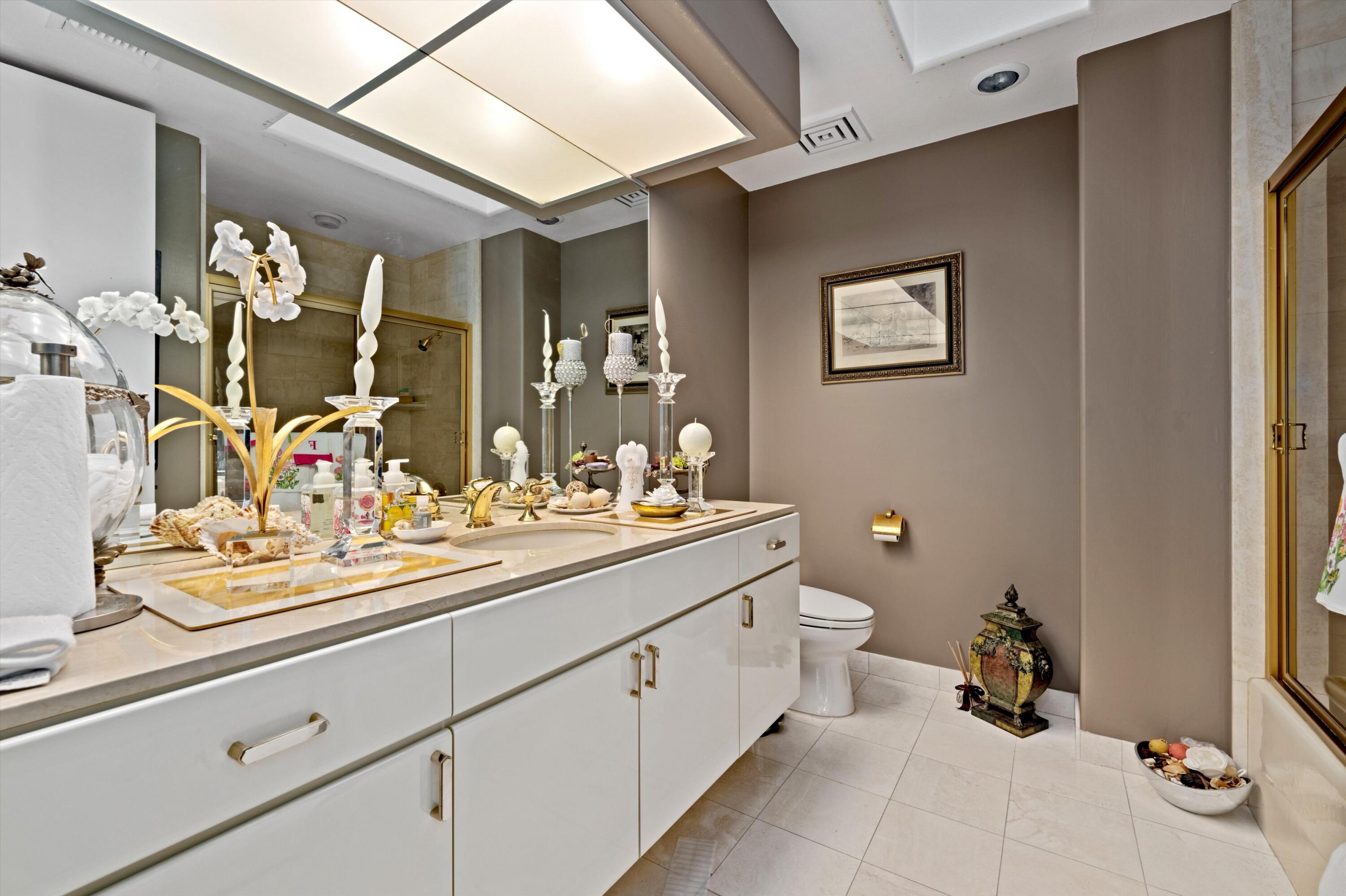 42 Fincher Way Rancho Mirage, CA 92270 - Photo 31 of 43 Guest bedroom #1 ensuite