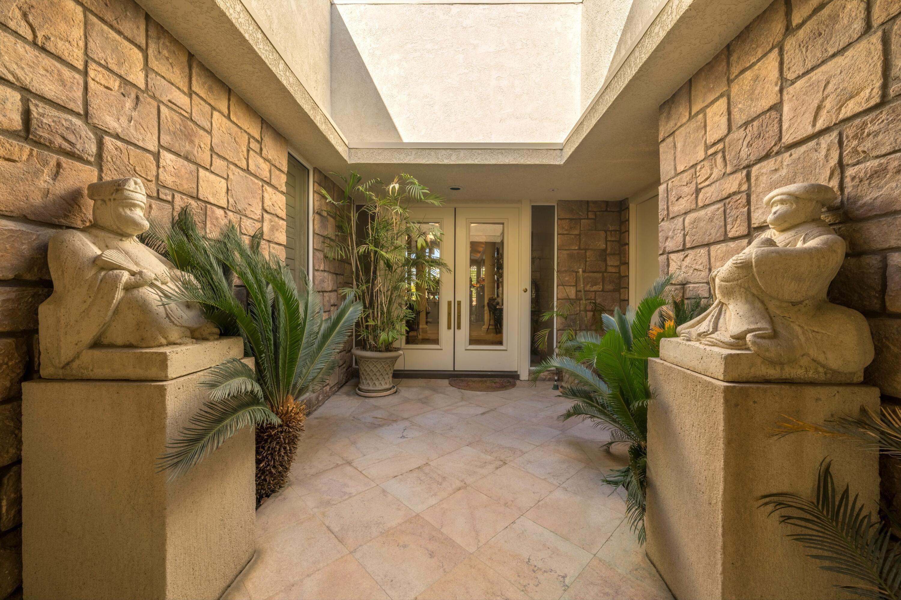 42 Fincher Way Rancho Mirage, CA 92270 - Photo 7 of 43 Front private courtyard