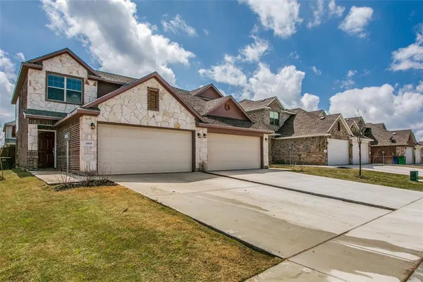 $295,000 | 4917 Sanger Cir Drive, Sanger, TX 76266