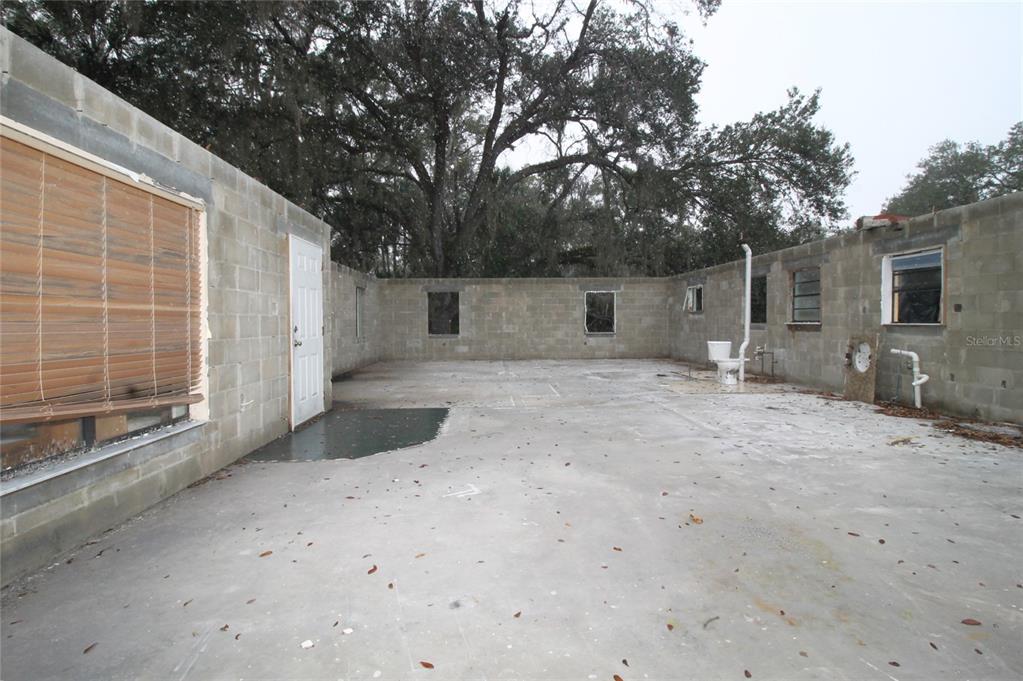 8725 Treasure Island Road Leesburg, FL 34788 - Photo 5 of 27 a backyard of a house with table and chairs