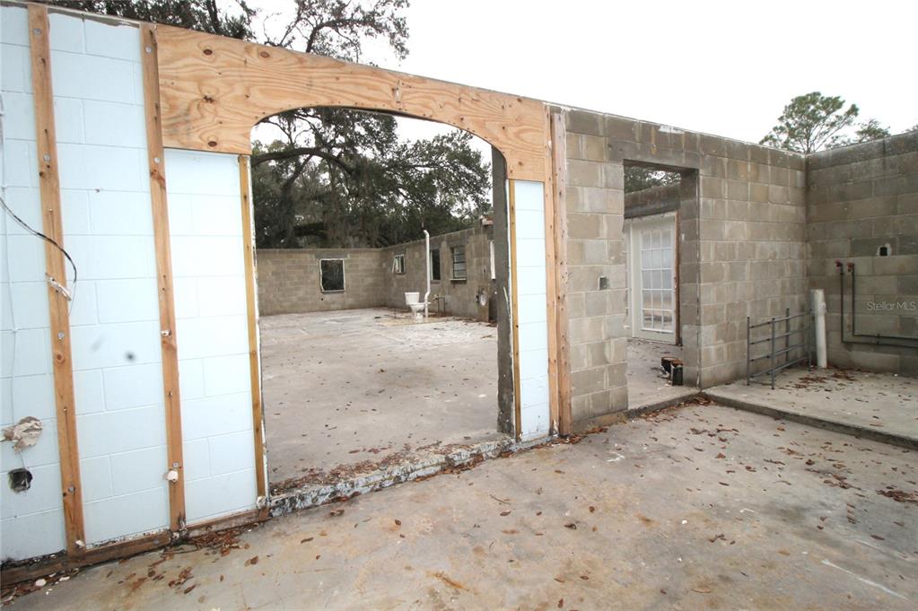 8725 Treasure Island Road Leesburg, FL 34788 - Photo 7 of 27 a view of a entrance