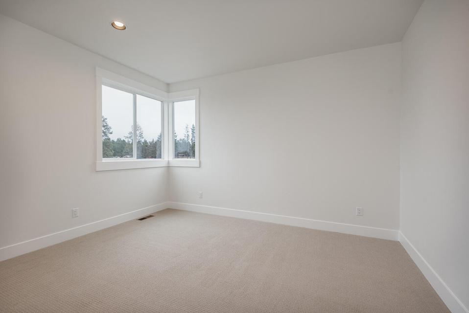 20506 Murphy Road Bend, OR 97702 - Photo 29 of 36 Guest Bedroom #2