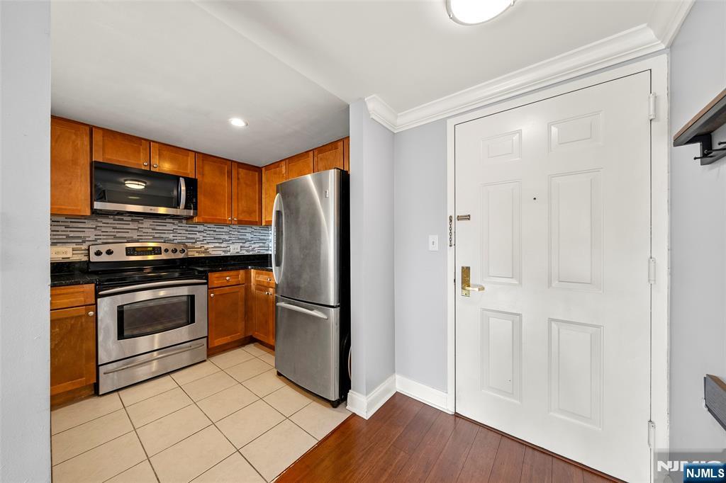 100 Old Palisade Road, Unit 801 Fort Lee, NJ 07024 - Photo 2 of 19