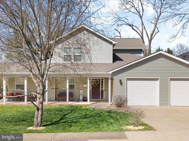 712 South Blue Ridge Avenue Culpeper, VA 22701 - Photo 3 of 47 front view of a house with a yard