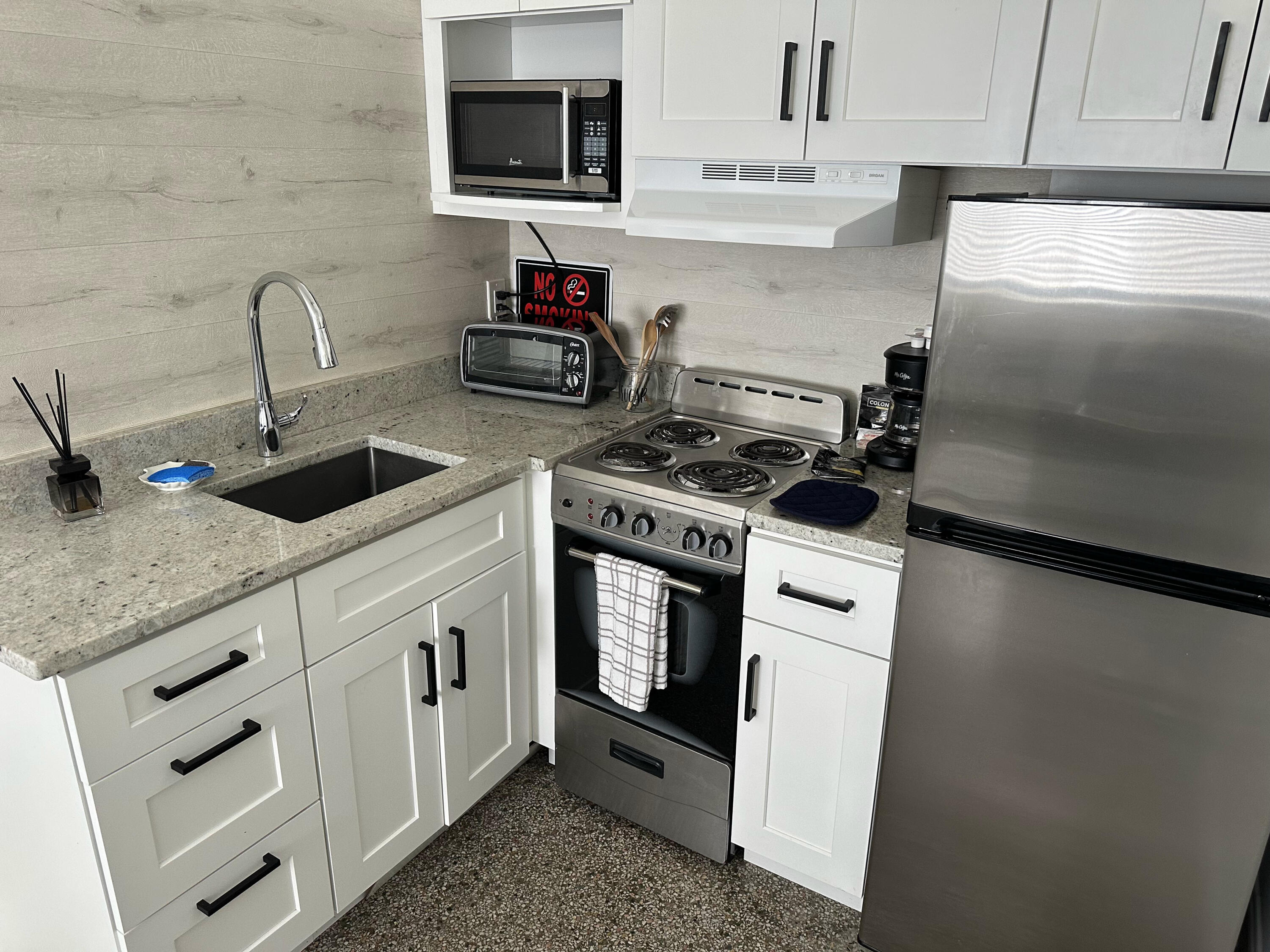 1258 Beach Road, Unit 5 Singer Island, FL 33404 - Photo 10 of 13 1258 Beach - Unit 5 - 10