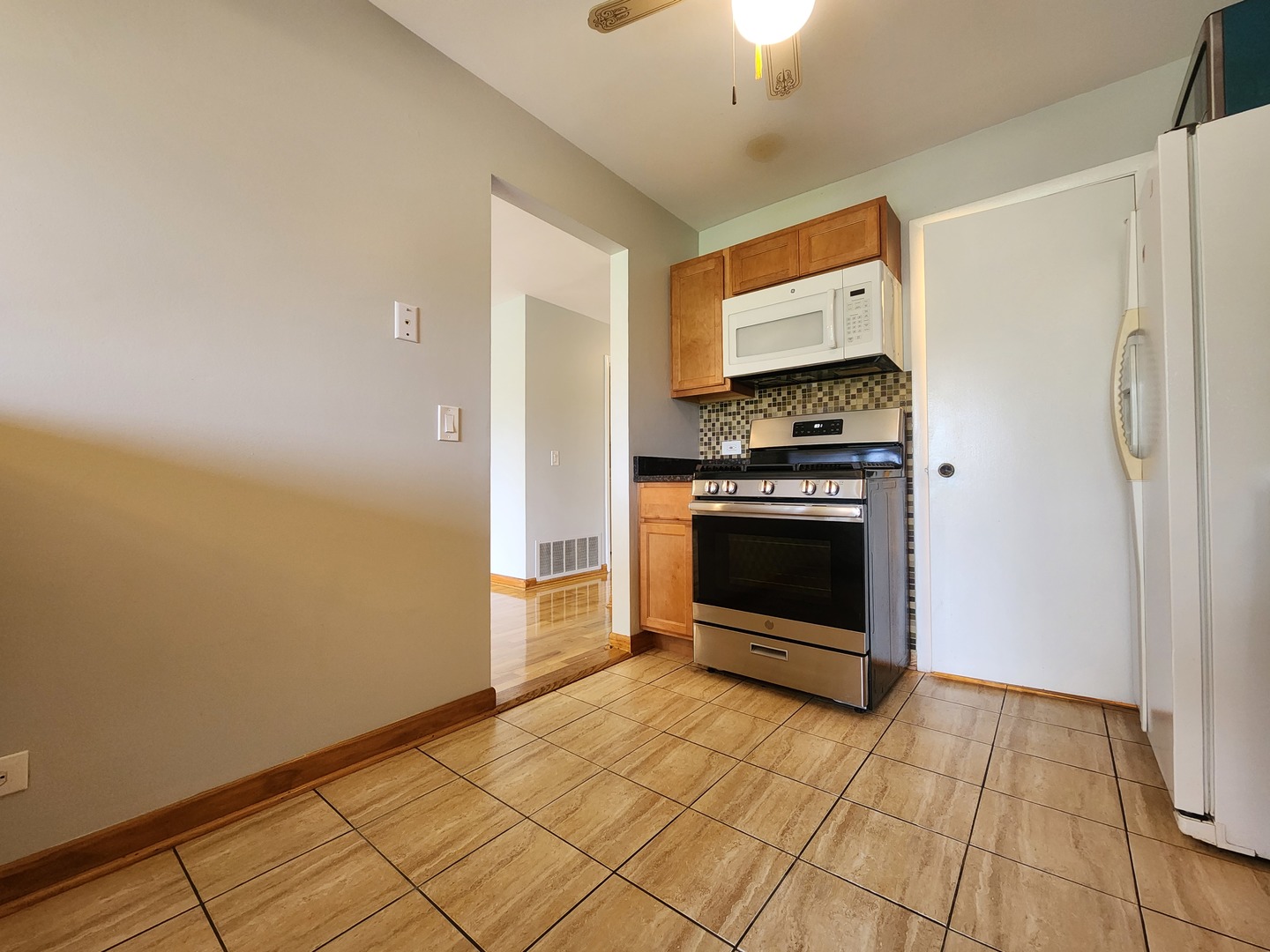 1020 Boxwood Court, Unit C2 Wheeling, IL 60090 - Photo 9 of 21 a kitchen with a stove