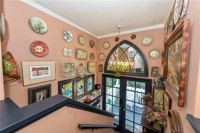 a view of an entryway with a area