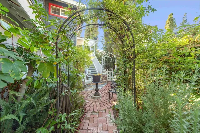 a picture of a building