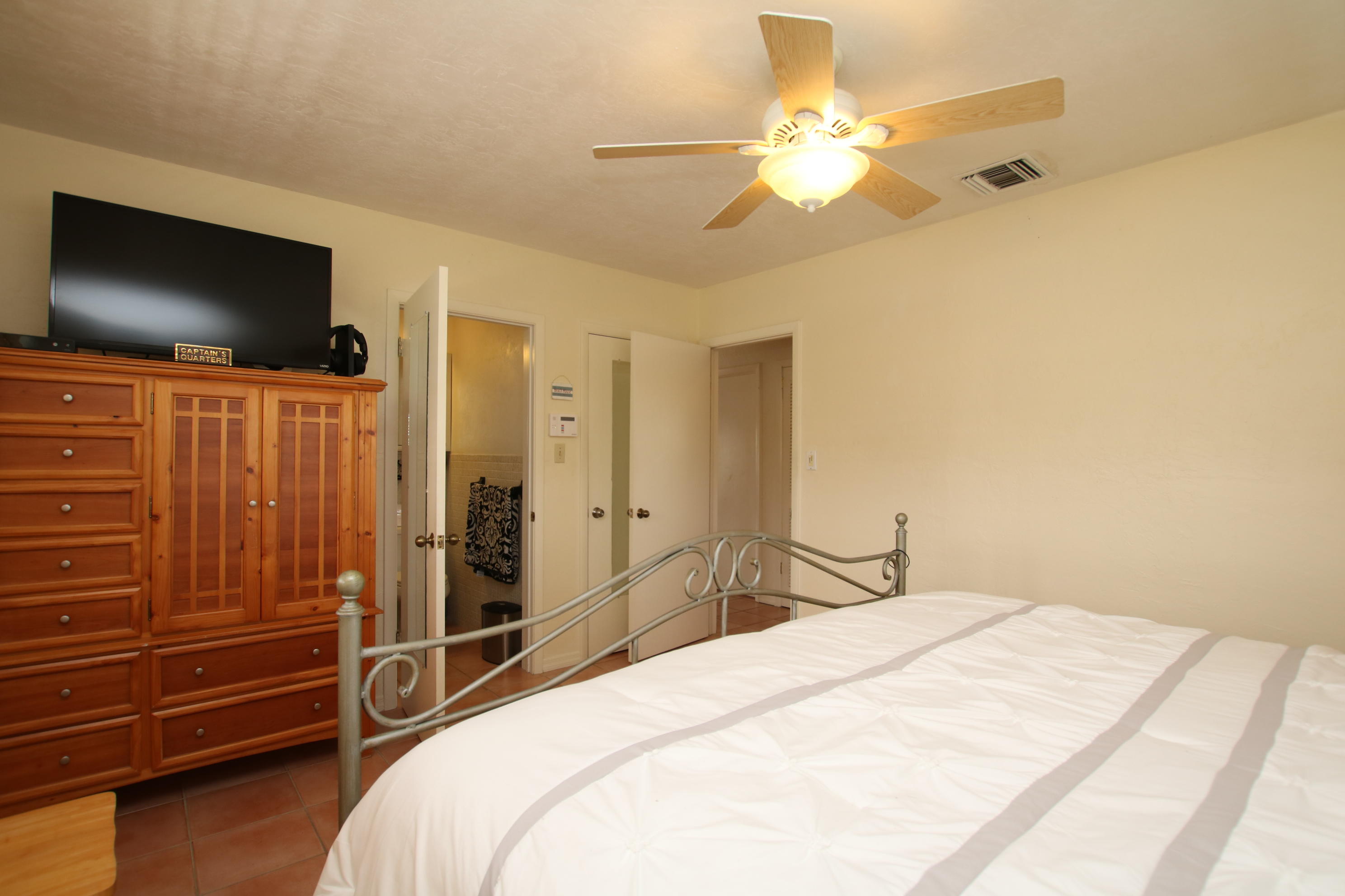 1120 Heron Road Key Largo, FL 33037 - Photo 30 of 40 Guest room1