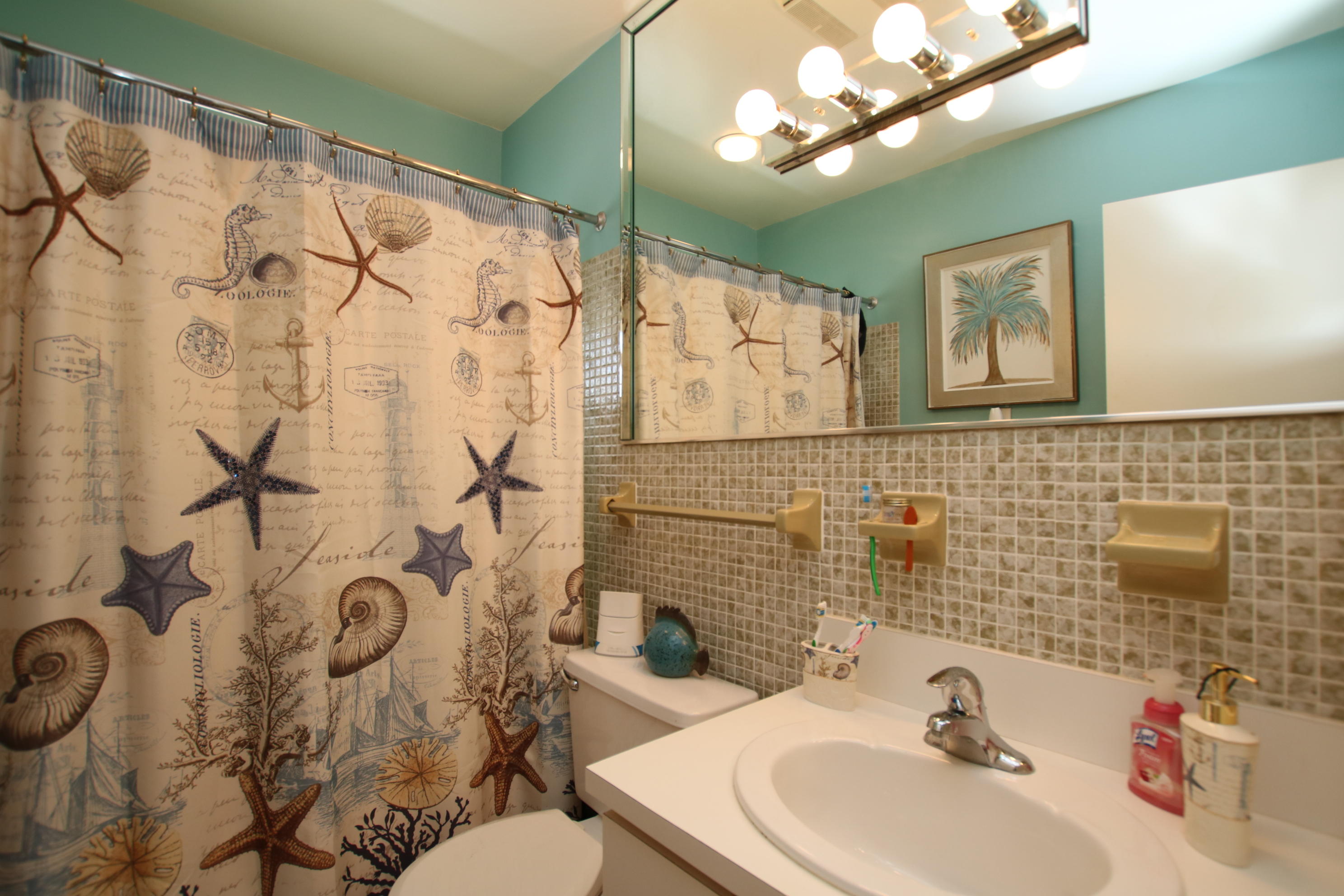 1120 Heron Road Key Largo, FL 33037 - Photo 37 of 40 Guest bathroom