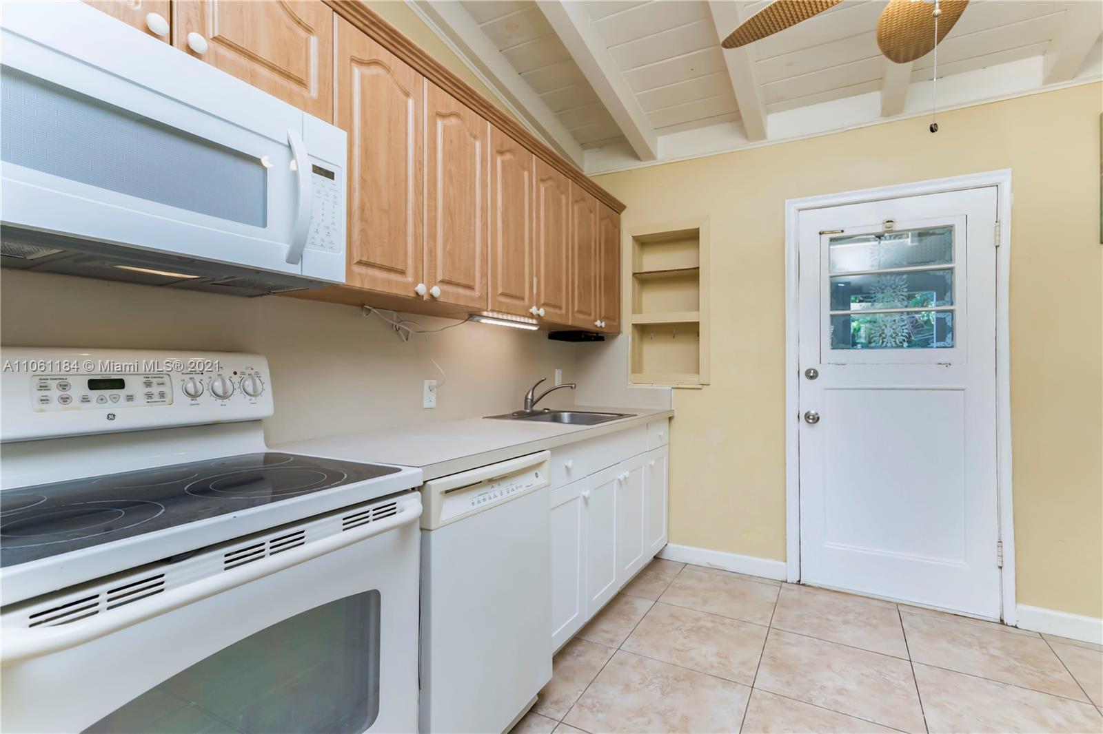 530 Roberts Road Homestead, FL 33030 - Photo 10 of 26 KITCHEN