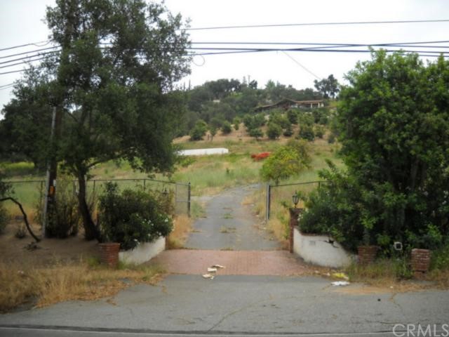 Entry and Privaste Driveway Leading to Level Homesite