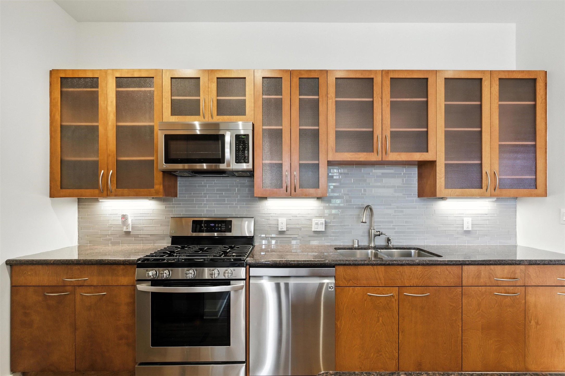 915 Franklin Street, Unit 2I Houston, TX 77002 - Photo 13 of 34 Modern kitchen, updated appliances, glass cabinetry. Tons of counterspace.