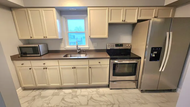 $1,850 | 1008 North Milwaukee Avenue, Unit 1, Libertyville, IL 60048