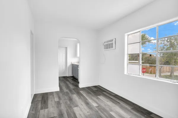 $2,000 | 820 North Dixie Highway, Unit 4, Lake Worth Beach, FL 33460