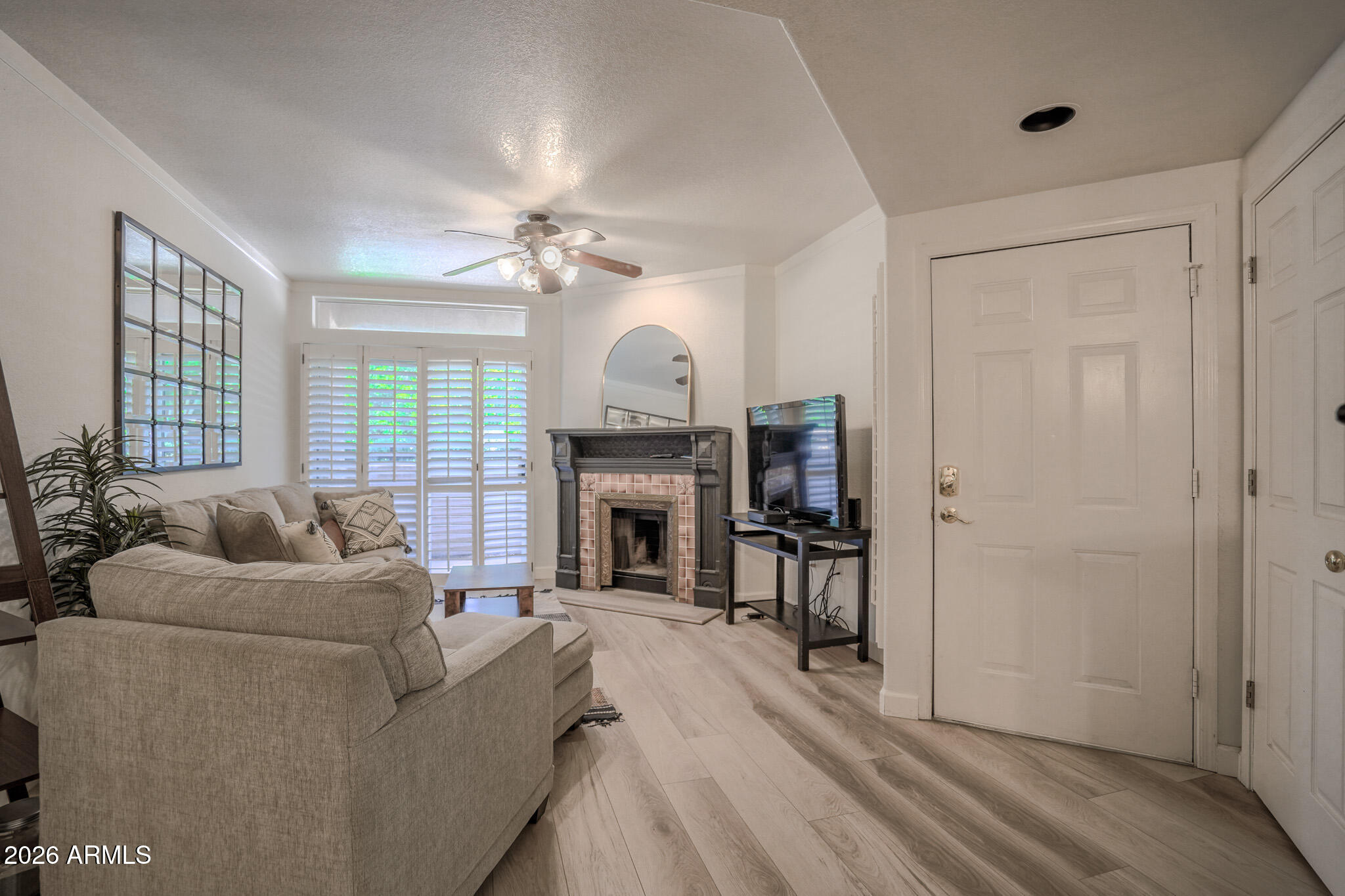 10410 North Cave Creek Road, Unit 1111 Phoenix, AZ 85020 - Photo 5 of 21 DSC00992-HDR