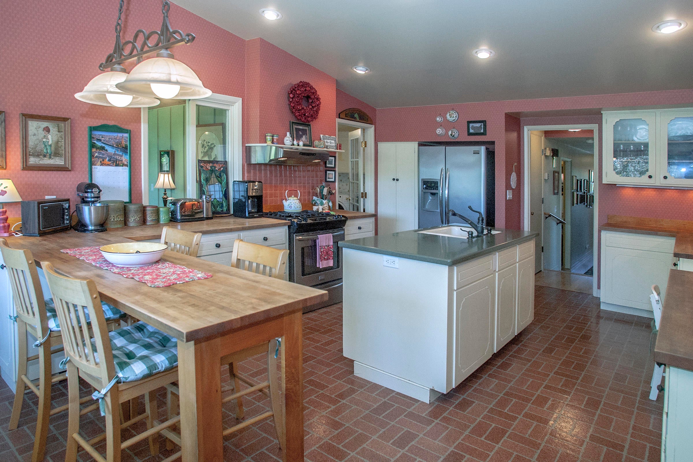 1925 Old Stage Road Central Point, OR 97502 - Photo 11 of 34 Kitchen