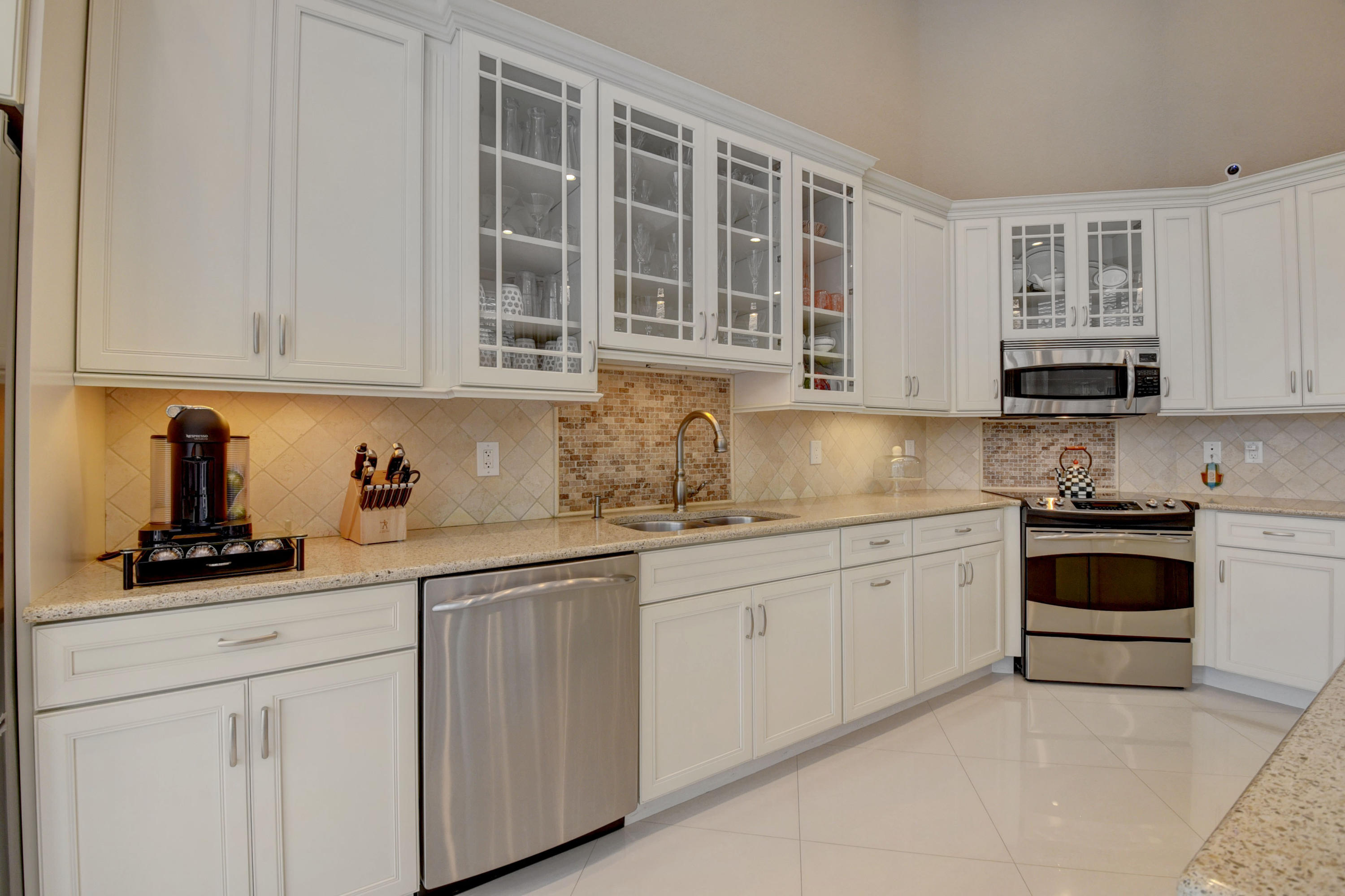 5653 Regency Circle East Boca Raton, FL 33496 - Photo 13 of 65 Glass Cabinets