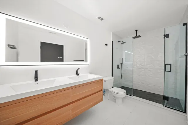 a en suite bathroom with a toilet sink and mirror