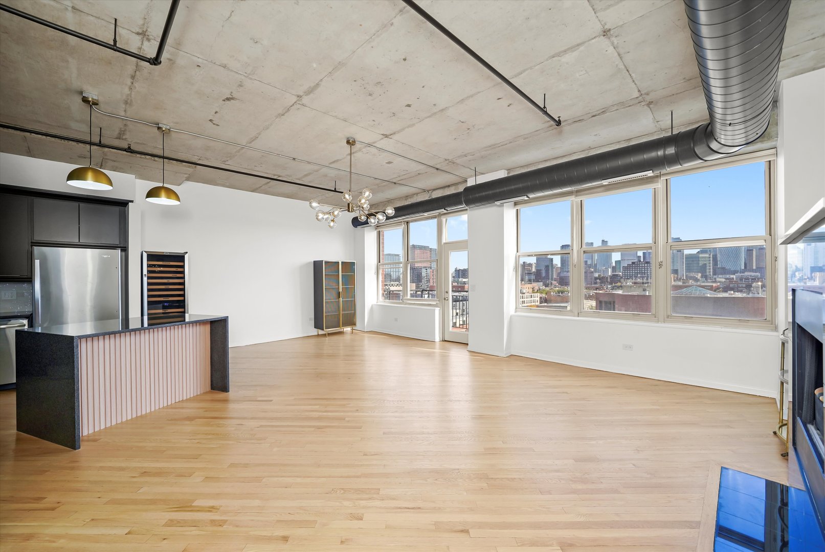6 South Laflin Street, Unit 910 Chicago, IL 60607 - Photo 5 of 23 a view of an empty room with a window