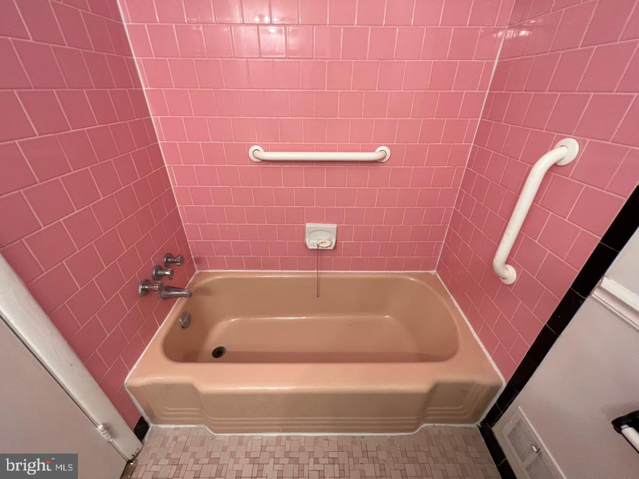 13303 Holdridge Road Silver Spring, MD 20906 - Photo 15 of 18 Hall Full Bathroom