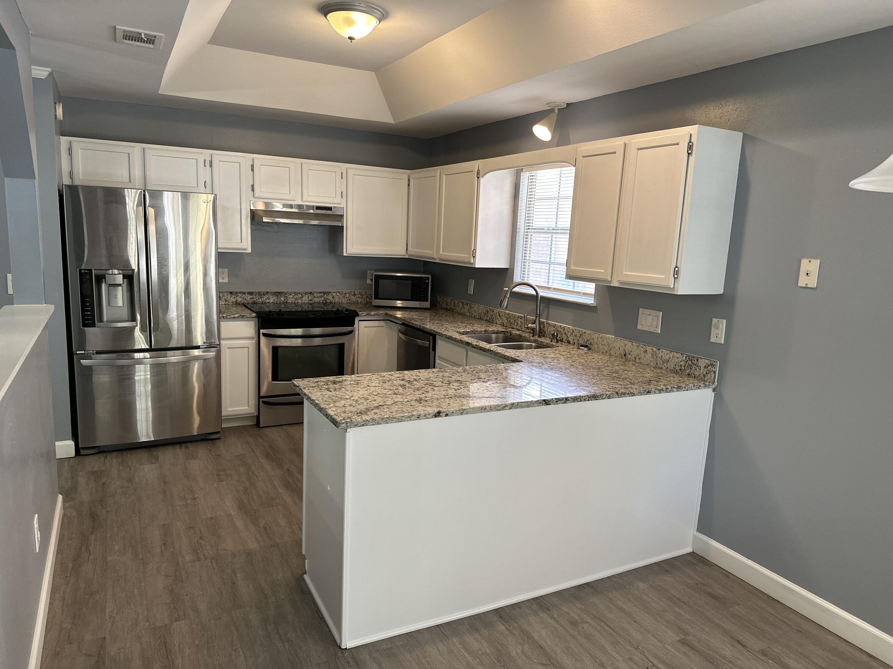 114 Wright Circle Niceville, FL 32578 - Photo 4 of 17 a kitchen with granite countertop a refrigerator stove top oven and sink