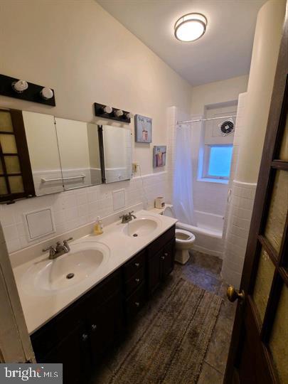 901 North Front Street, Unit 3R Harrisburg, PA 17102 - Photo 7 of 21 a bathroom with a double vanity sink and mirror with toilet