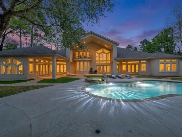 a view of an house with swimming pool