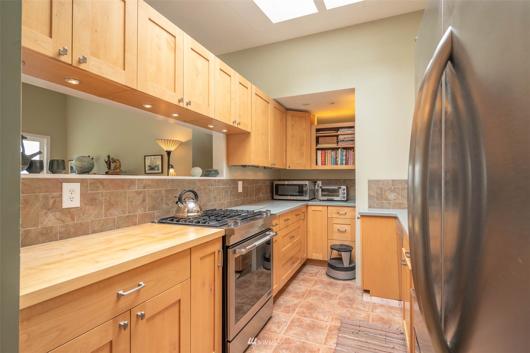 9238 Southwest Summerhurst Road Vashon, WA 98070 - Photo 11 of 38 Gallery Image 11