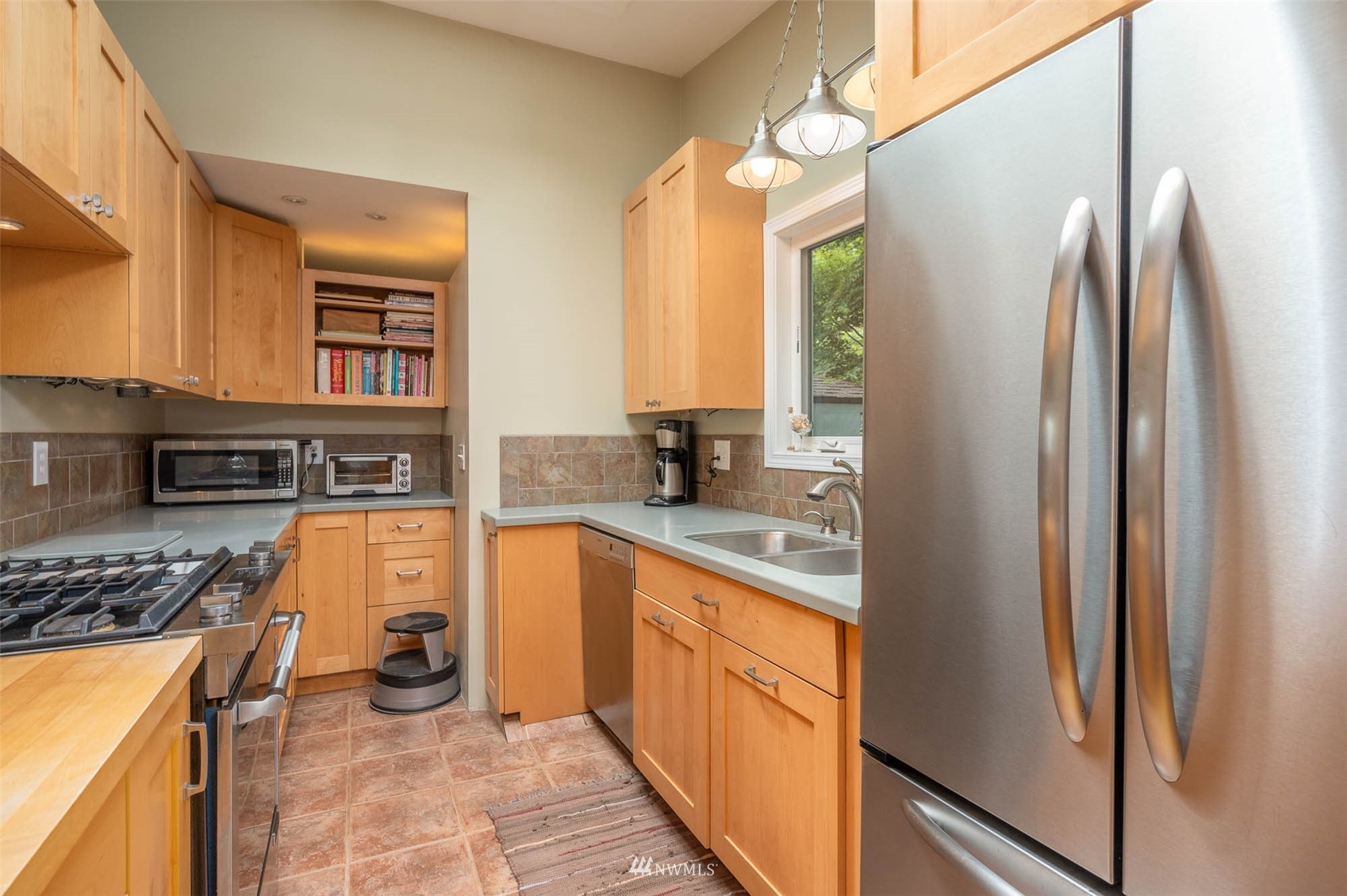 9238 Southwest Summerhurst Road Vashon, WA 98070 - Photo 12 of 38 Gallery Image 12
