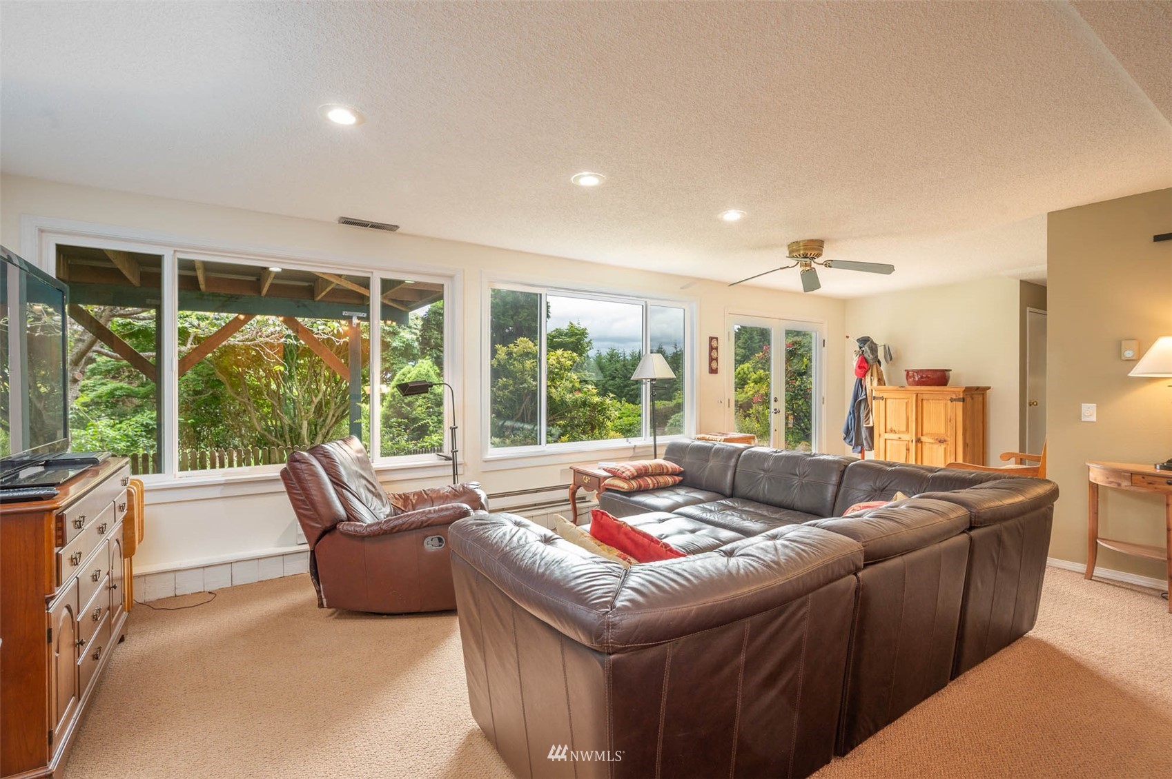 9238 Southwest Summerhurst Road Vashon, WA 98070 - Photo 27 of 38 Gallery Image 27