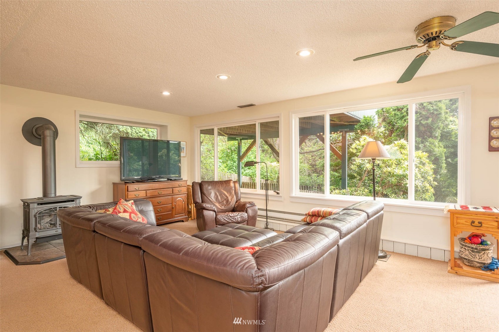 9238 Southwest Summerhurst Road Vashon, WA 98070 - Photo 28 of 38 Gallery Image 28