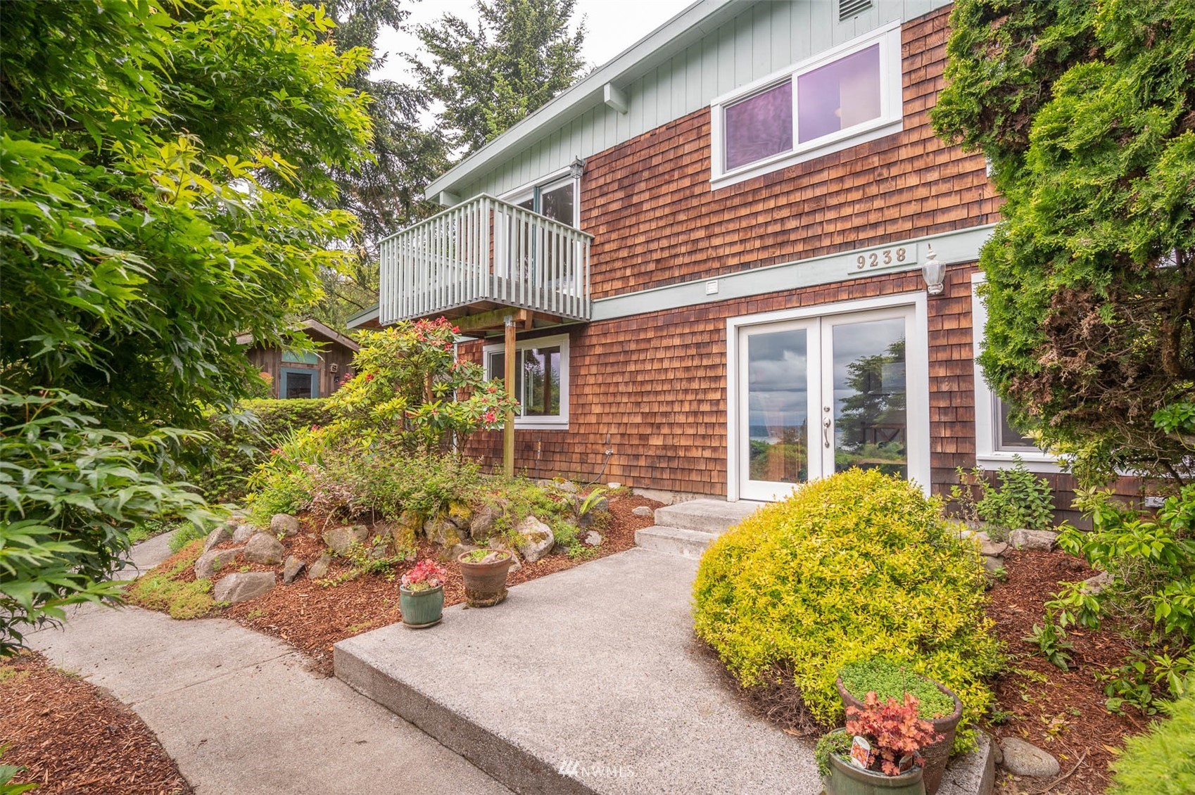 9238 Southwest Summerhurst Road Vashon, WA 98070 - Photo 3 of 38 Gallery Image 3