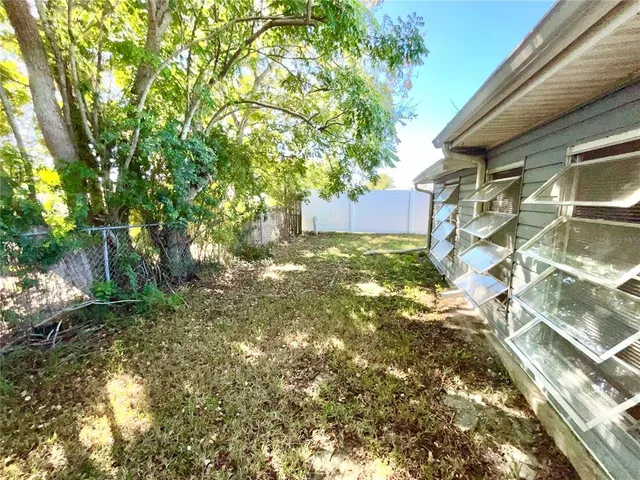 a view of a backyard