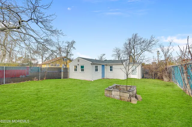 a view of a house with backyard