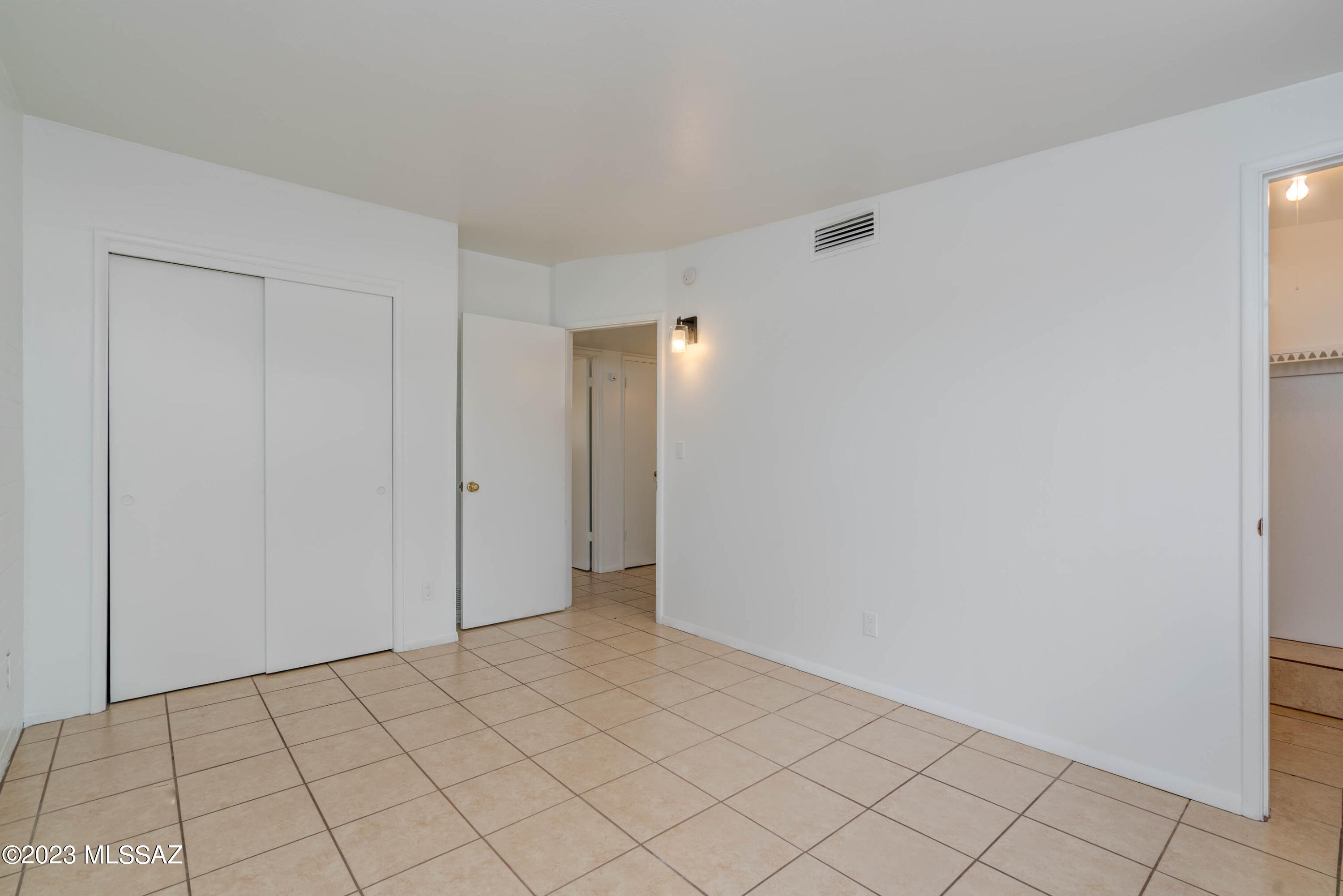 1845 West Caravelle Road Tucson, AZ 85713 - Photo 13 of 31 a view of an empty room