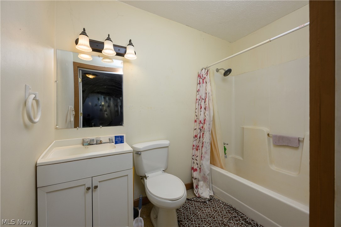 8200 Cutler Road Southwest Sherrodsville, OH 44675 - Photo 20 of 26 Full bath featuring vanity, shower / tub combo, and a textured ceiling