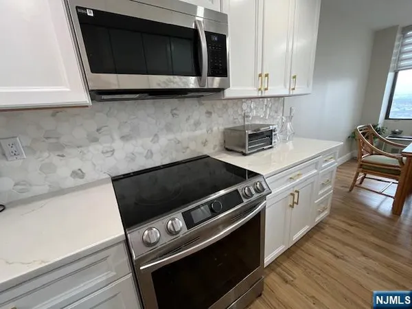 $3,600 | 300 Winston Drive, Unit 2118, Cliffside Park, NJ 07010